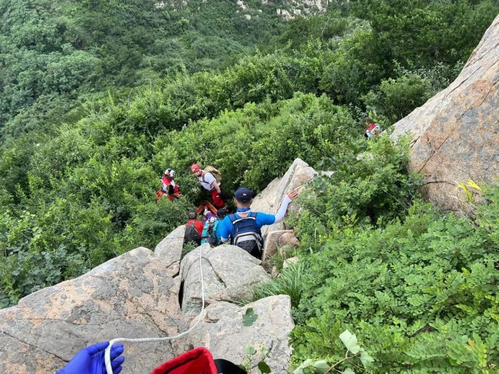 女生爬山遇毒蛇 竟凑上前合影